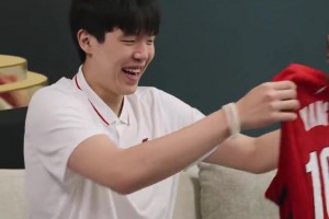 🤣魔性笑声堪比小卡！杨瀚森接过开拓者球衣：啊哈哈哈现在穿上
