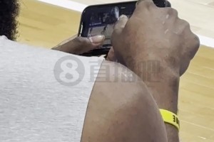 想赢球啊！哈登和助理教练一起看手机里的比赛视频