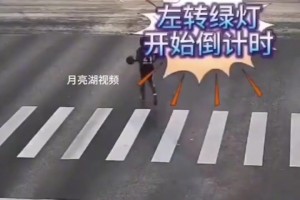 太危险了！一位身穿24号的科比球迷在主干道运球被撞翻